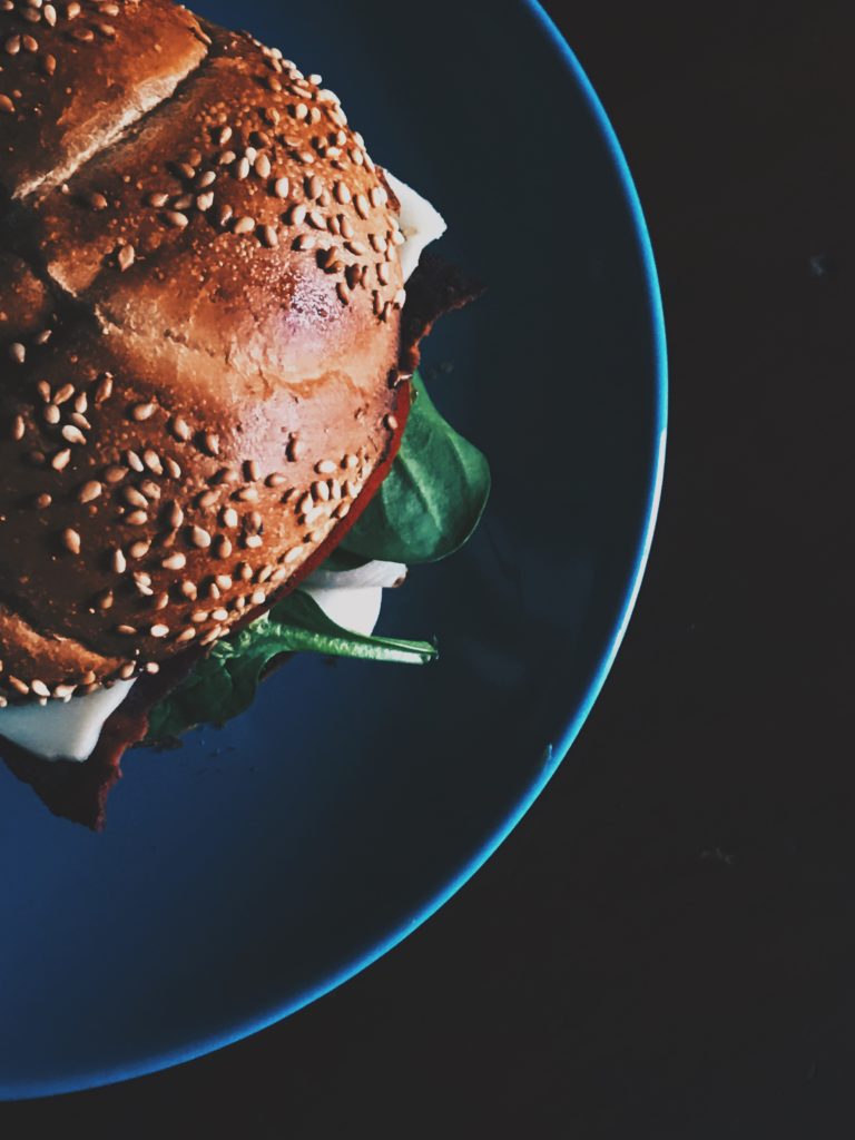 Un pain de burger à reproduire chez-soi ou à acheter en Click-and-Collect
